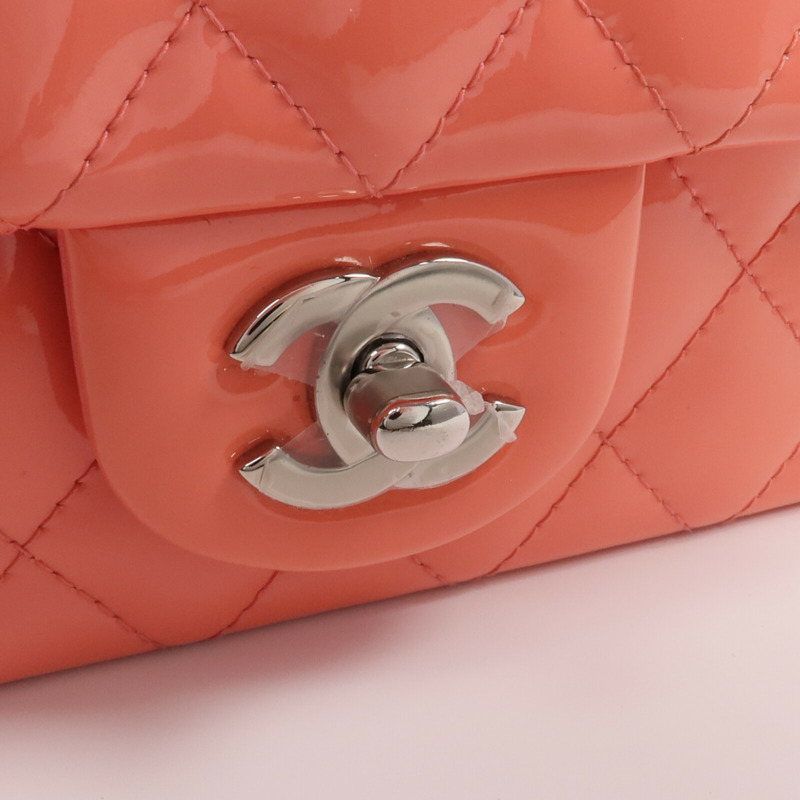 CHANEL 漆皮皮革Mini Classic 20銀扣鏈帶肩背袋-9