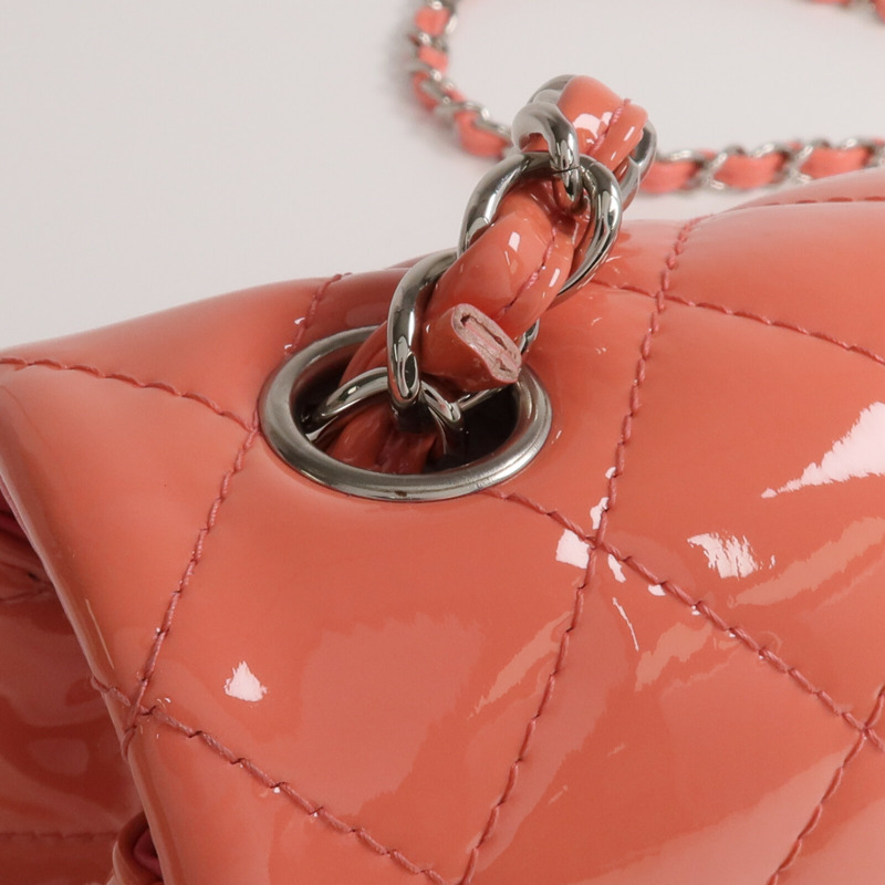 CHANEL 漆皮皮革Mini Classic 20銀扣鏈帶肩背袋-10