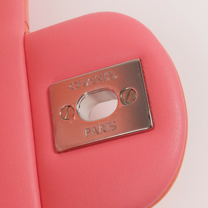 CHANEL 漆皮皮革Mini Classic 20銀扣鏈帶肩背袋-11