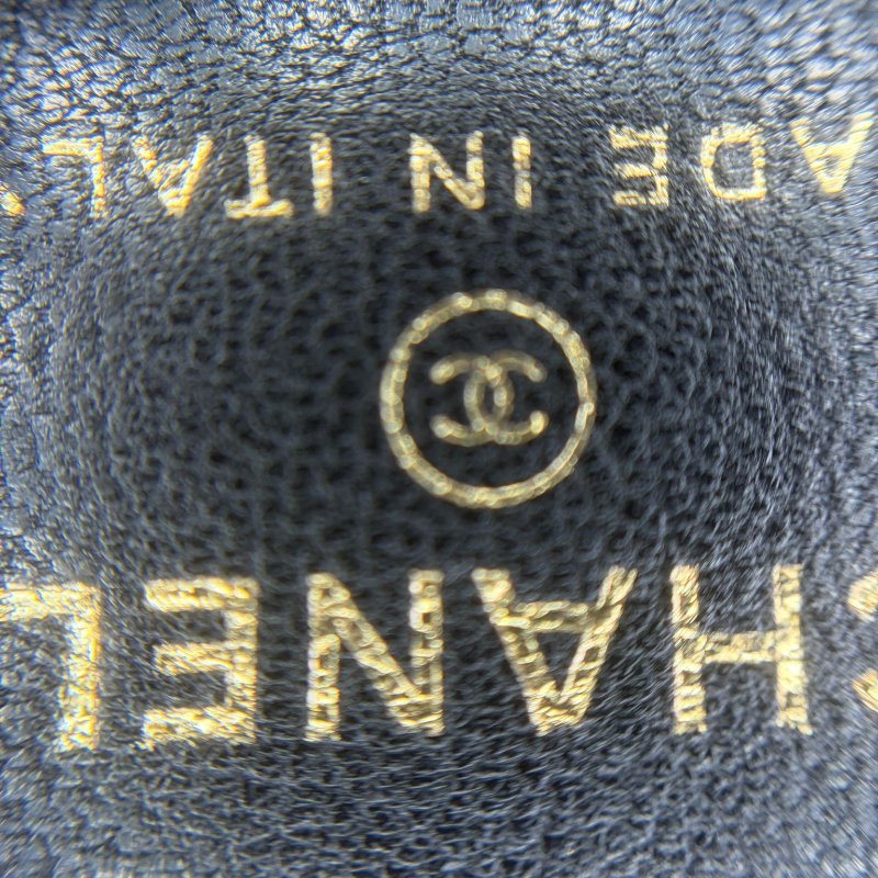 Chanel 握把 WOC 黑金羊皮包-2