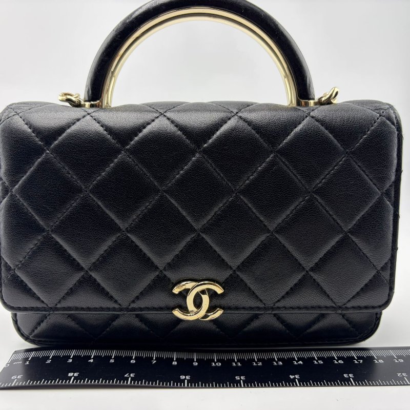 Chanel 握把 WOC 黑金羊皮包-9