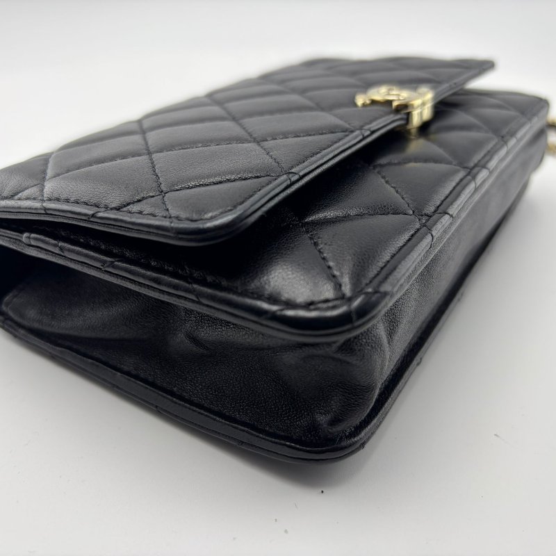 Chanel 握把 WOC 黑金羊皮包-11