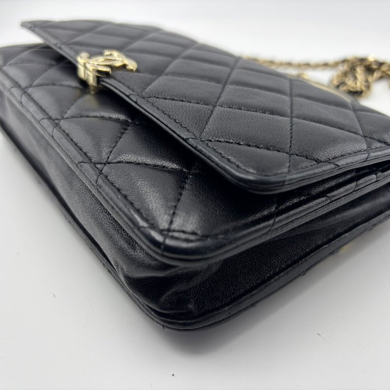 Chanel 握把 WOC 黑金羊皮包-13