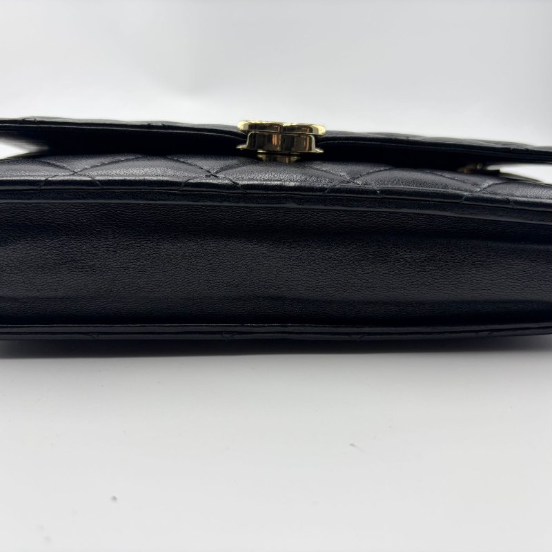 Chanel 握把 WOC 黑金羊皮包-14