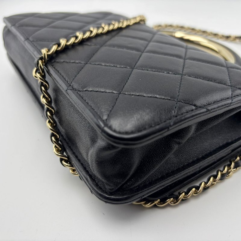 Chanel 握把 WOC 黑金羊皮包-15