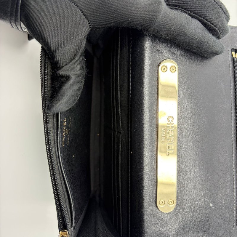 Chanel 握把 WOC 黑金羊皮包-16