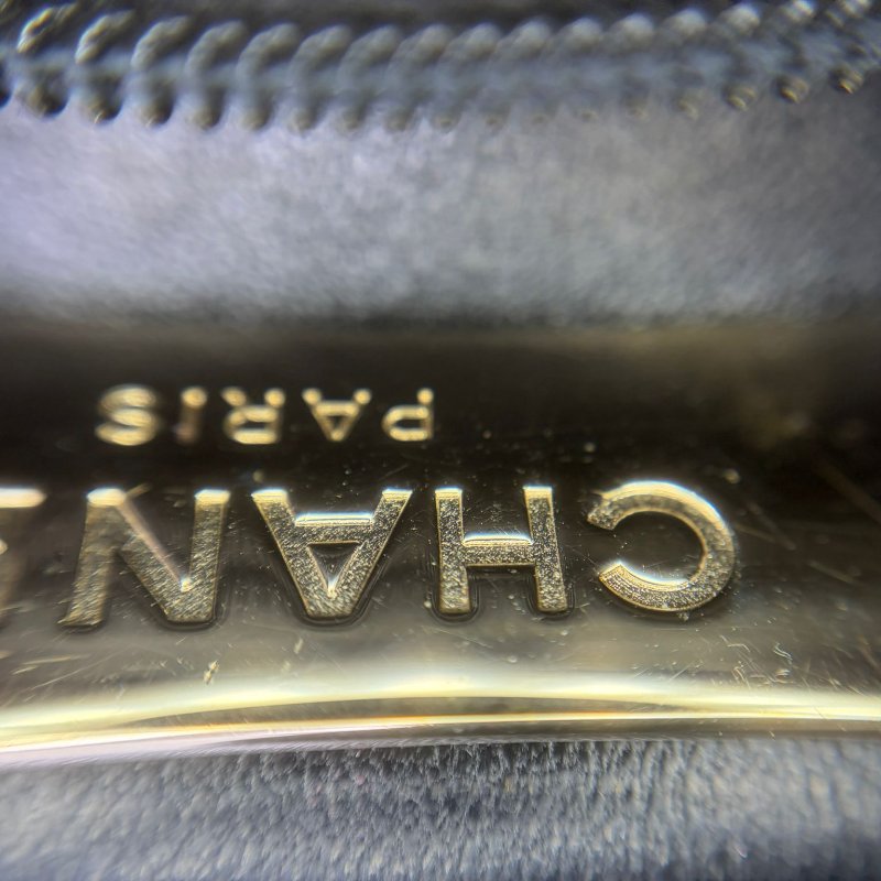 Chanel 握把 WOC 黑金羊皮包-20