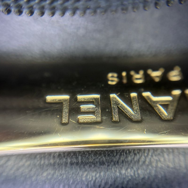 Chanel 握把 WOC 黑金羊皮包-21