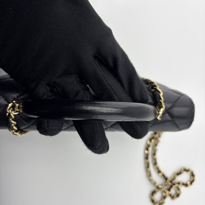 Chanel 握把 WOC 黑金羊皮包-27
