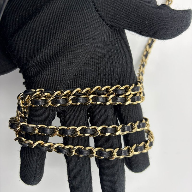 Chanel 握把 WOC 黑金羊皮包-29