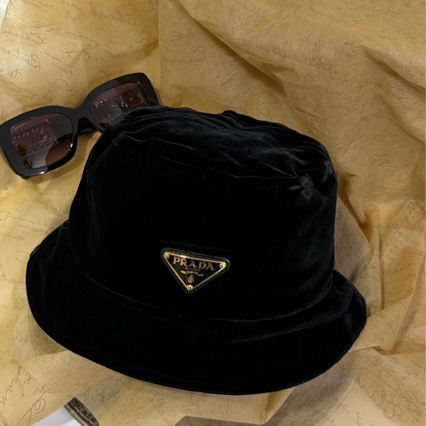 Prada 黑色絲絨漁夫帽