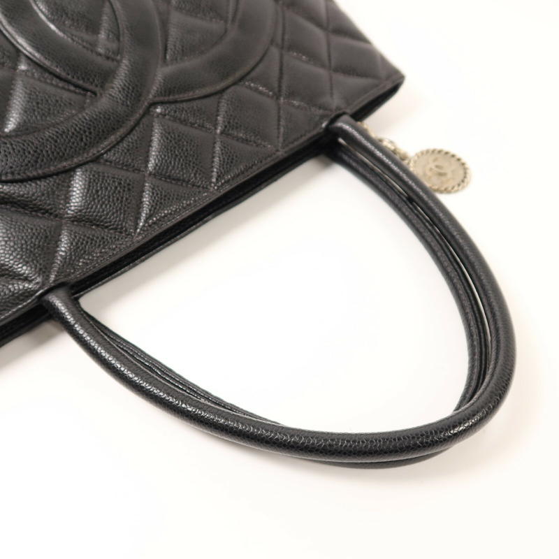 CHANEL 牛皮皮革Matelasse銀扣肩背袋-7