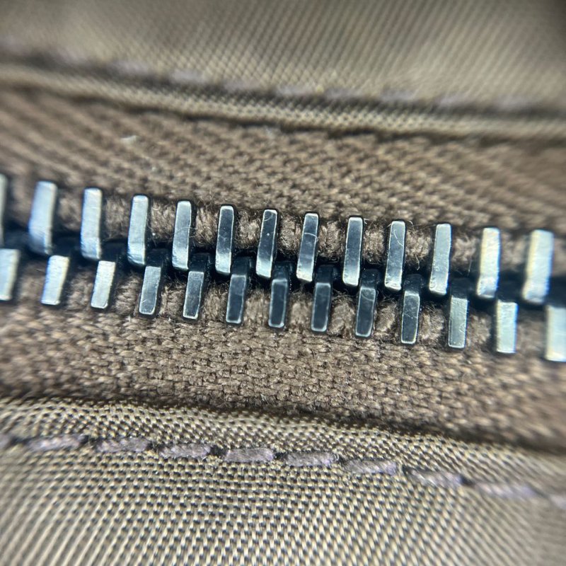 Prada 尼龍郵差包-12