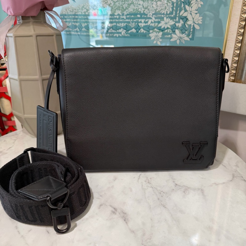 LV 黑牛皮Take off黑釦下蓋郵差包M57080-0