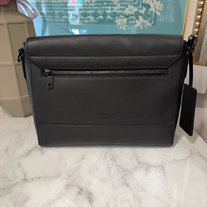 LV 黑牛皮Take off黑釦下蓋郵差包M57080-1