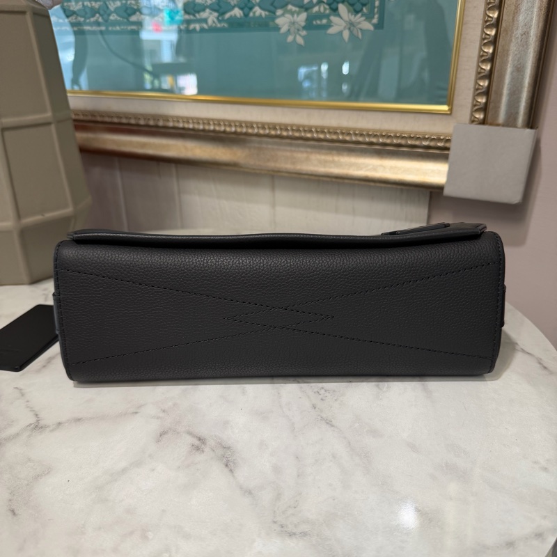 LV 黑牛皮Take off黑釦下蓋郵差包M57080-2