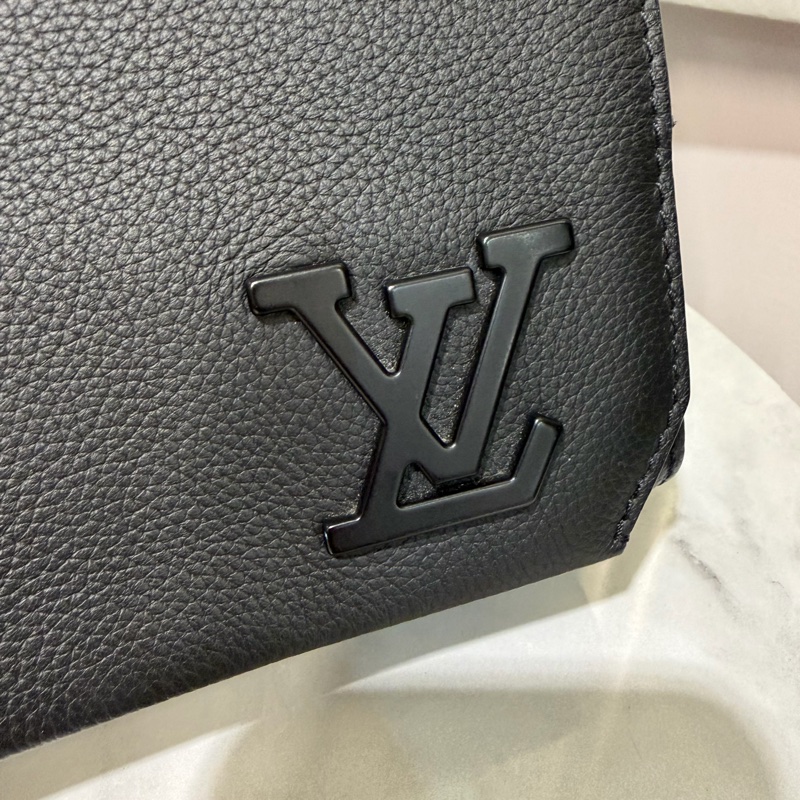 LV 黑牛皮Take off黑釦下蓋郵差包M57080-3