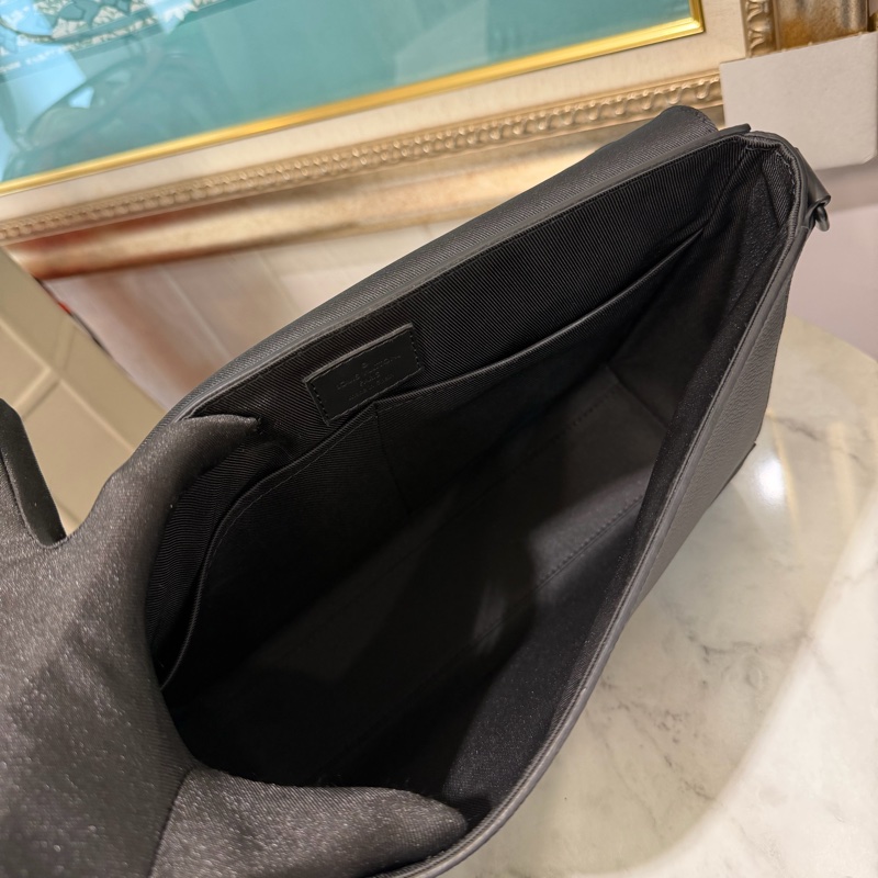 LV 黑牛皮Take off黑釦下蓋郵差包M57080-4