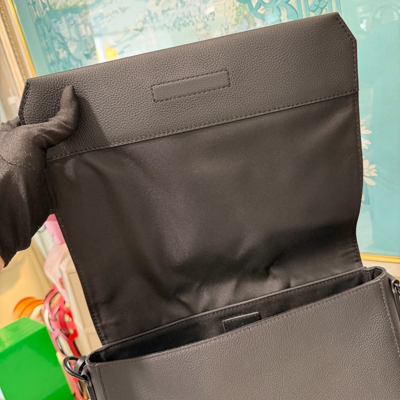 LV 黑牛皮Take off黑釦下蓋郵差包M57080-5