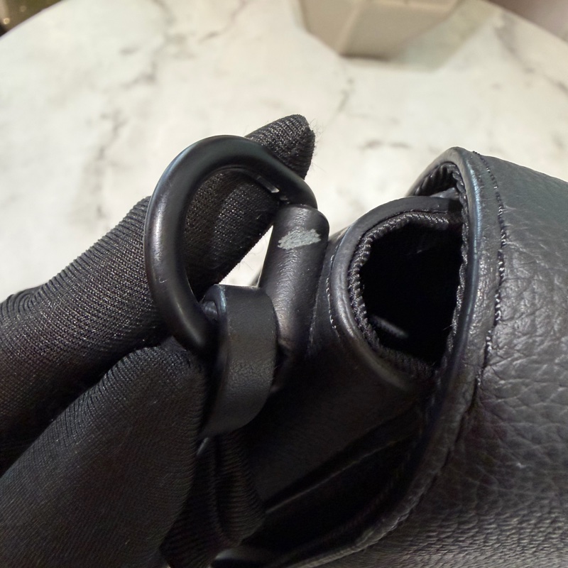 LV 黑牛皮Take off黑釦下蓋郵差包M57080-7