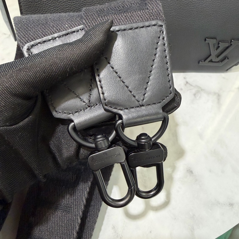 LV 黑牛皮Take off黑釦下蓋郵差包M57080-8