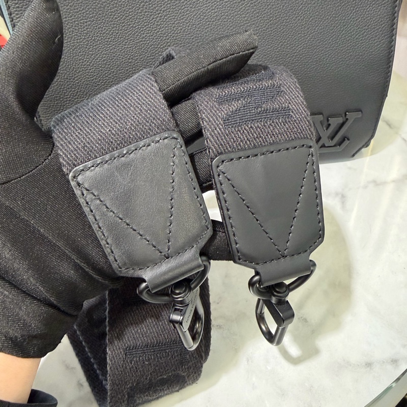 LV 黑牛皮Take off黑釦下蓋郵差包M57080-9