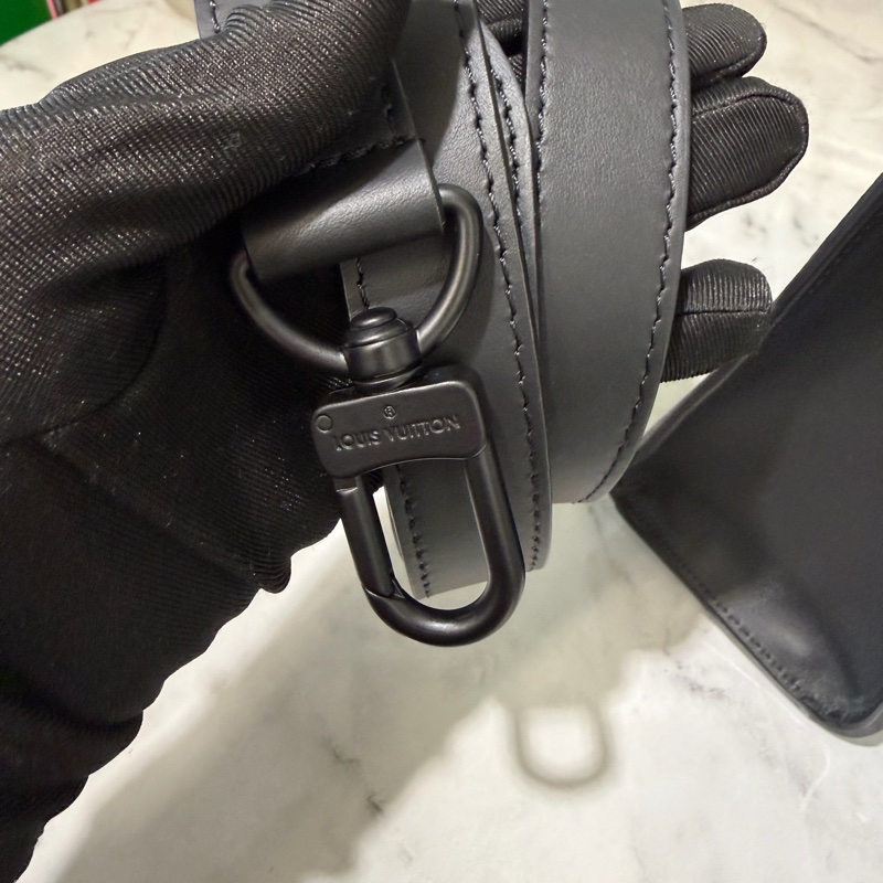 LV 黑牛皮Sac Plat NV黑釦直立式手提肩斜背包M21866-5