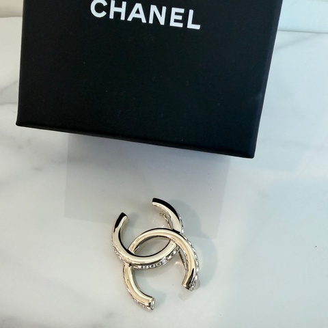 Chanel✨2023 水鑽經典胸針