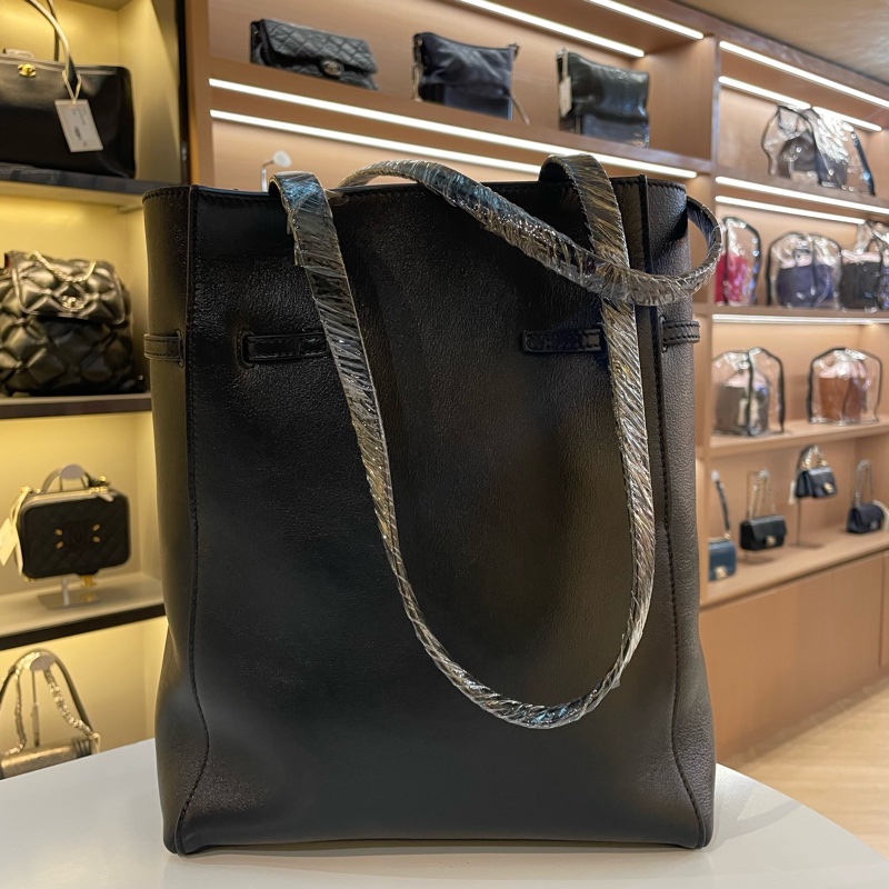Givenchy 纪梵希 VOYOU Tote，黑色托特包，可以手提可以腋下，秦岚同款 下單請咨詢獲取更多細節-1