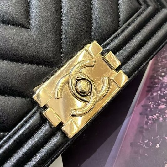 近新品 香奈兒/Chanel LEBOY小號牛皮V紋黑金鏈條肩背斜背包-10