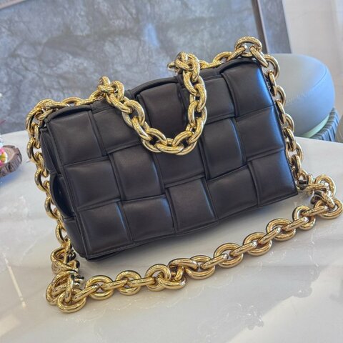*SHIHNA名牌精品* BOTTEGA VENETA The Chain Cassette 編織小羊皮鍊帶枕頭包