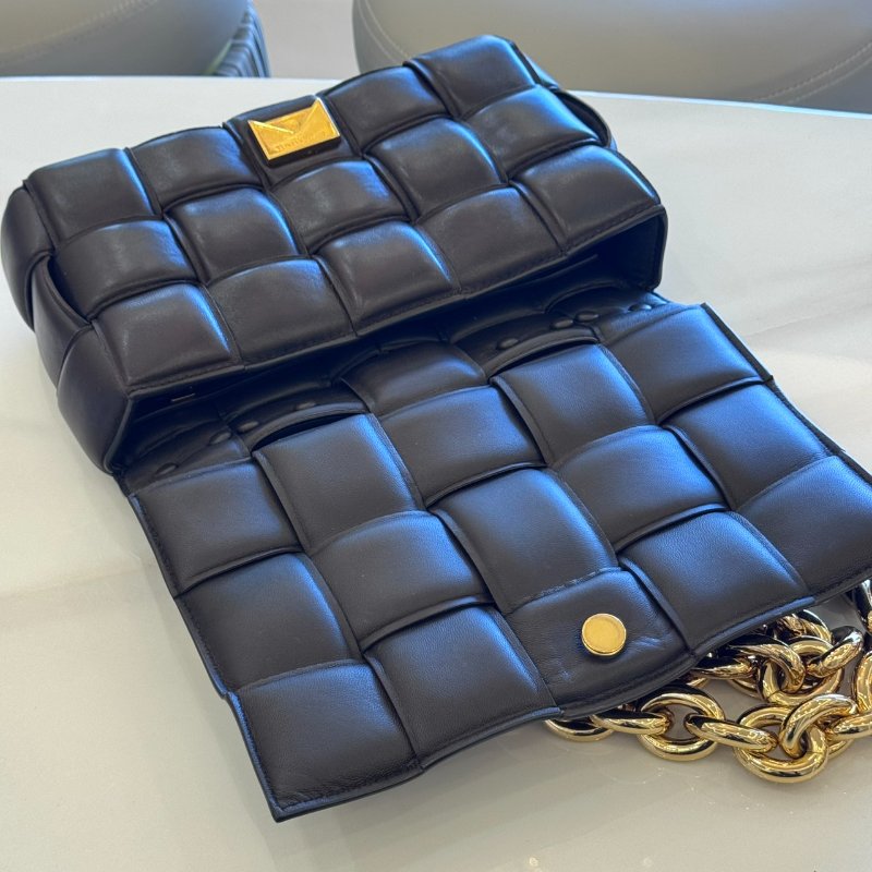 *SHIHNA名牌精品* BOTTEGA VENETA The Chain Cassette 編織小羊皮鍊帶枕頭包-2