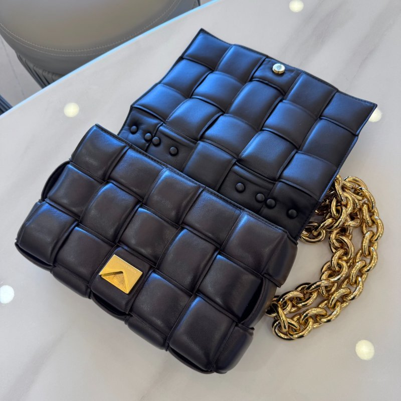 *SHIHNA名牌精品* BOTTEGA VENETA The Chain Cassette 編織小羊皮鍊帶枕頭包-4