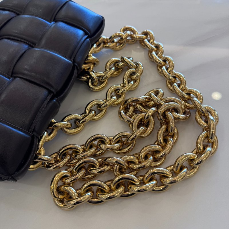 *SHIHNA名牌精品* BOTTEGA VENETA The Chain Cassette 編織小羊皮鍊帶枕頭包-5