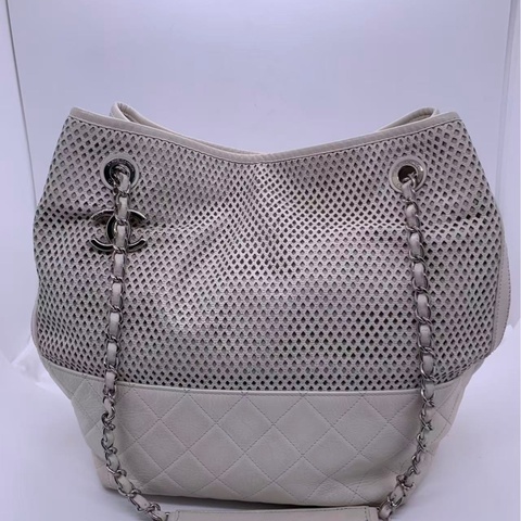 二手Chanel香奈兒白色網格拼皮購物袋 17開 ，邊角有輕微磨損，包身有輕微發黑，五金有划痕氧化，內里有點髒