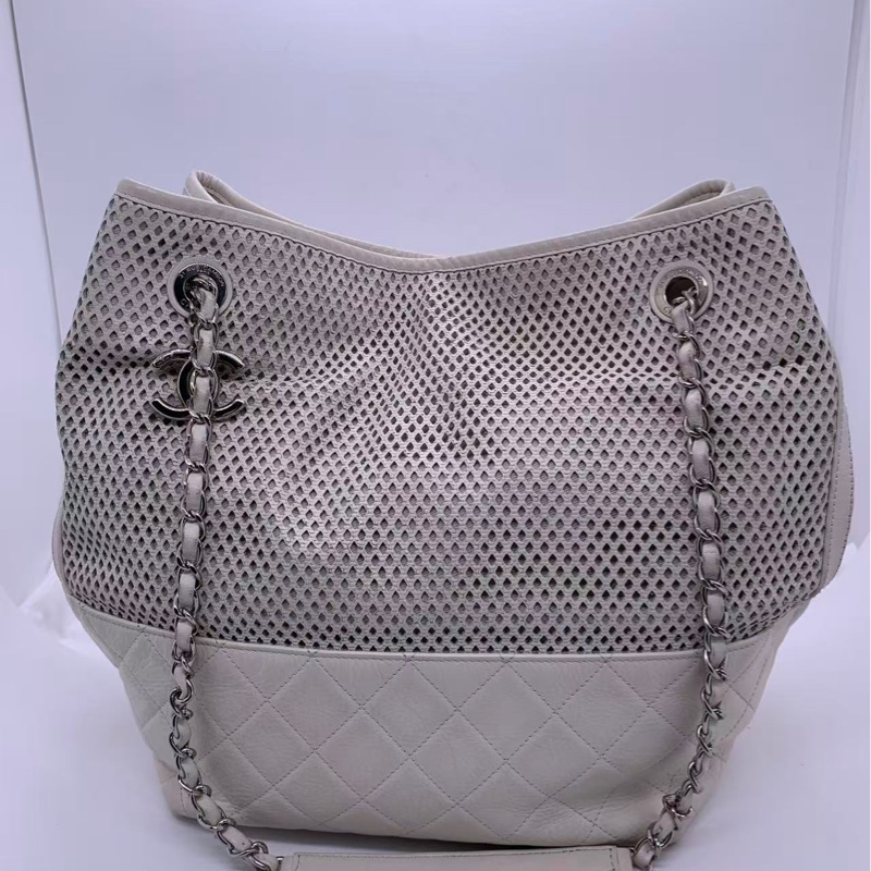 二手Chanel香奈兒白色網格拼皮購物袋 17開 ，邊角有輕微磨損，包身有輕微發黑，五金有划痕氧化，內里有點髒-0