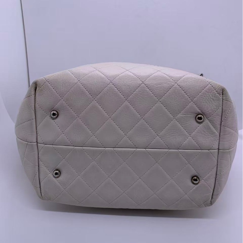 二手Chanel香奈兒白色網格拼皮購物袋 17開 ，邊角有輕微磨損，包身有輕微發黑，五金有划痕氧化，內里有點髒-7