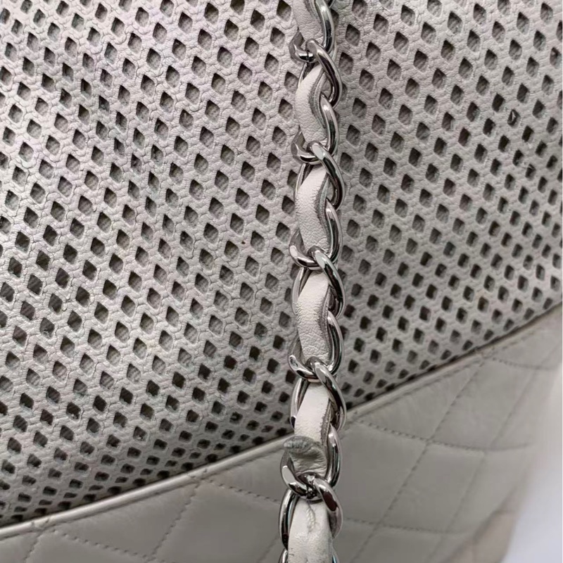 二手Chanel香奈兒白色網格拼皮購物袋 17開 ，邊角有輕微磨損，包身有輕微發黑，五金有划痕氧化，內里有點髒-10