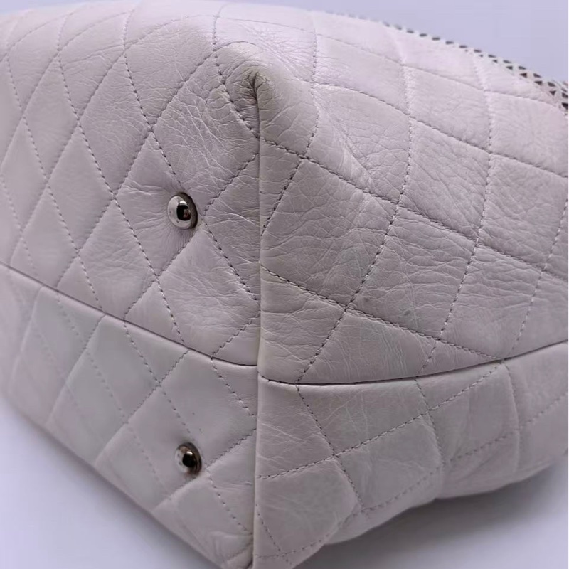 二手Chanel香奈兒白色網格拼皮購物袋 17開 ，邊角有輕微磨損，包身有輕微發黑，五金有划痕氧化，內里有點髒-13