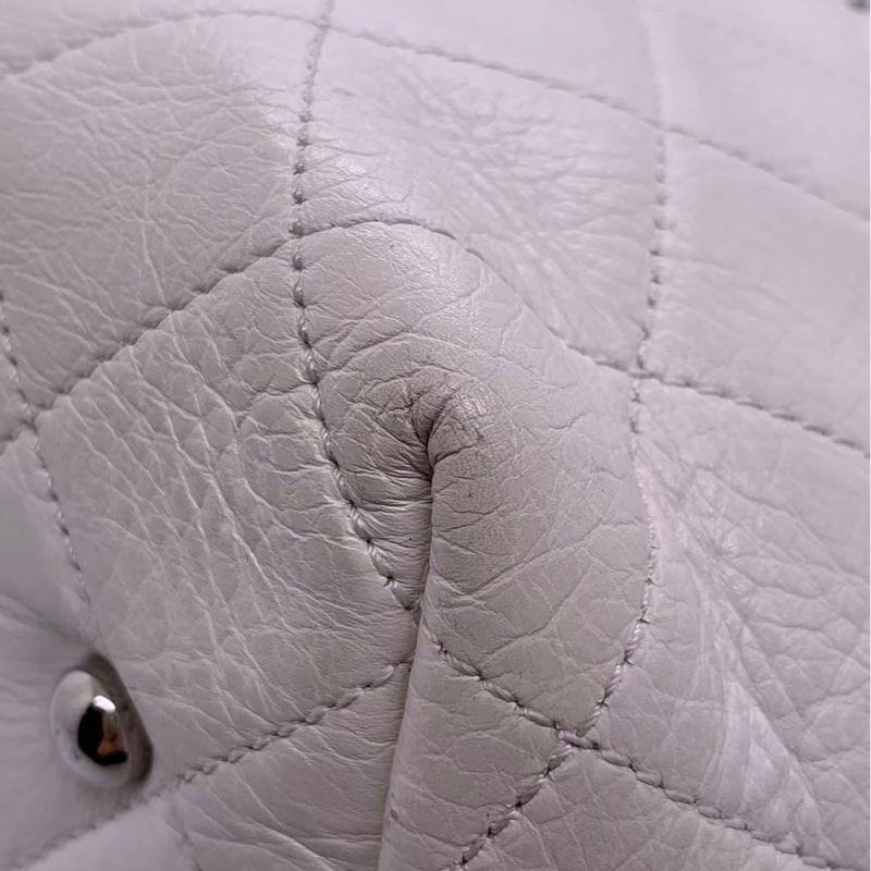 二手Chanel香奈兒白色網格拼皮購物袋 17開 ，邊角有輕微磨損，包身有輕微發黑，五金有划痕氧化，內里有點髒-14