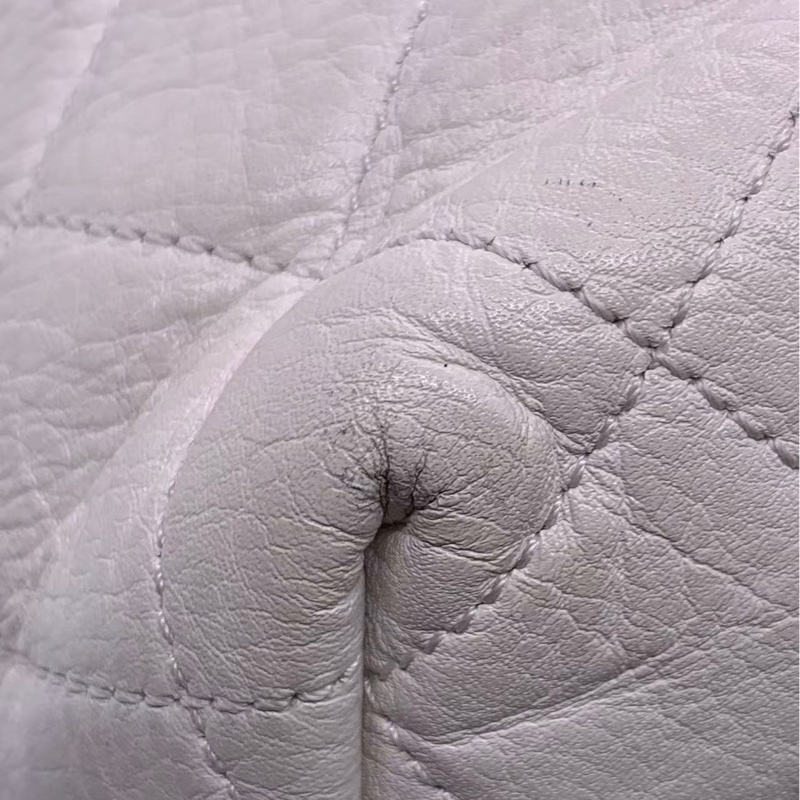 二手Chanel香奈兒白色網格拼皮購物袋 17開 ，邊角有輕微磨損，包身有輕微發黑，五金有划痕氧化，內里有點髒-17