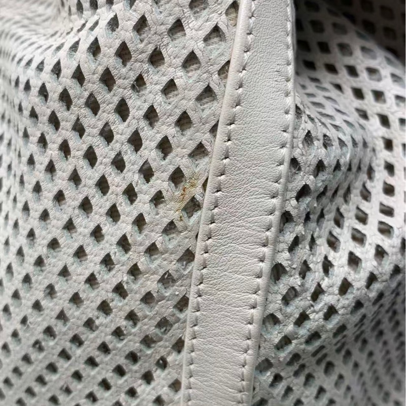二手Chanel香奈兒白色網格拼皮購物袋 17開 ，邊角有輕微磨損，包身有輕微發黑，五金有划痕氧化，內里有點髒-18