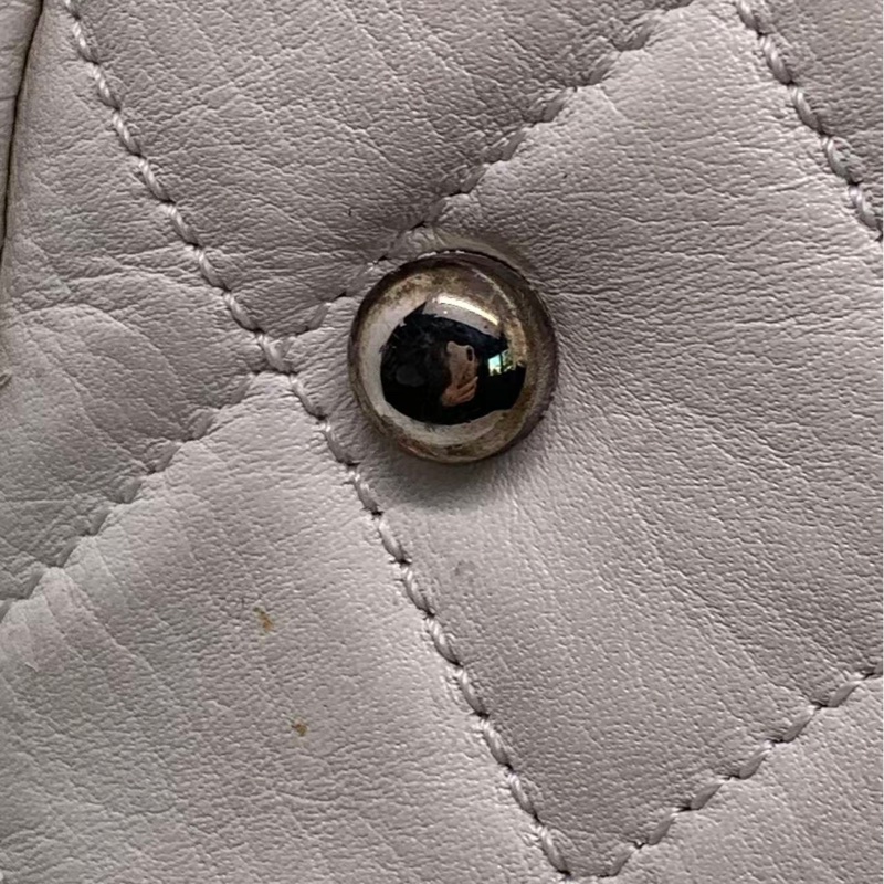 二手Chanel香奈兒白色網格拼皮購物袋 17開 ，邊角有輕微磨損，包身有輕微發黑，五金有划痕氧化，內里有點髒-19