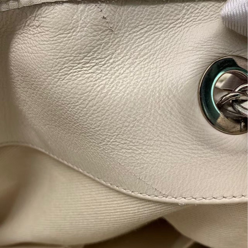 二手Chanel香奈兒白色網格拼皮購物袋 17開 ，邊角有輕微磨損，包身有輕微發黑，五金有划痕氧化，內里有點髒-21