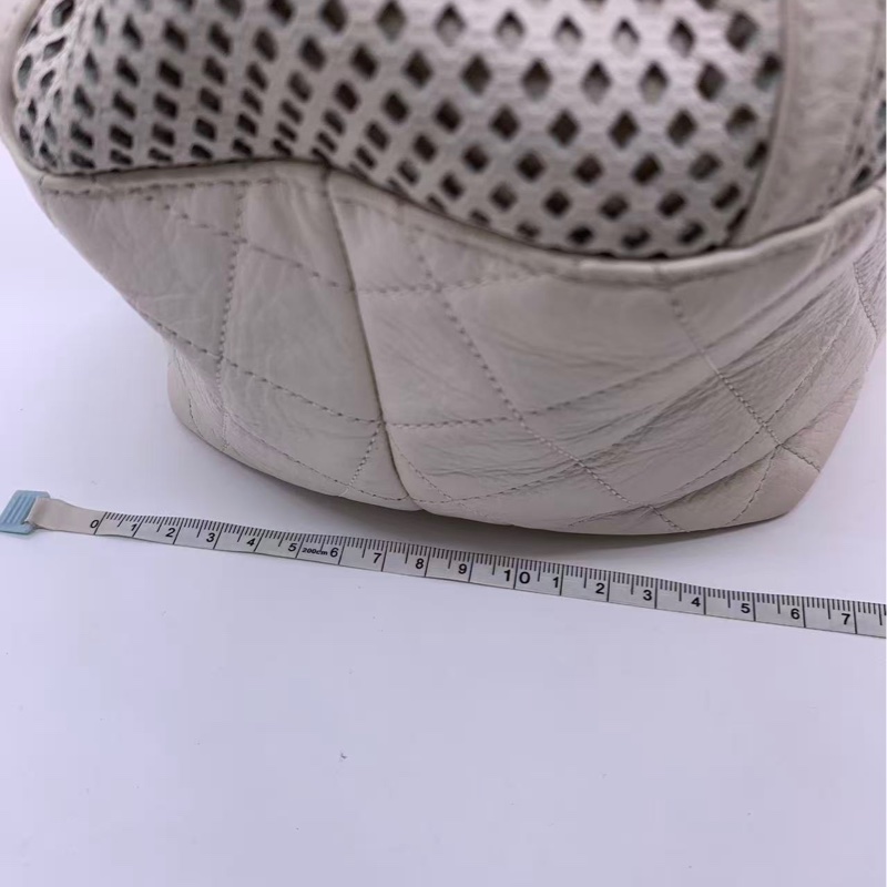 二手Chanel香奈兒白色網格拼皮購物袋 17開 ，邊角有輕微磨損，包身有輕微發黑，五金有划痕氧化，內里有點髒-23