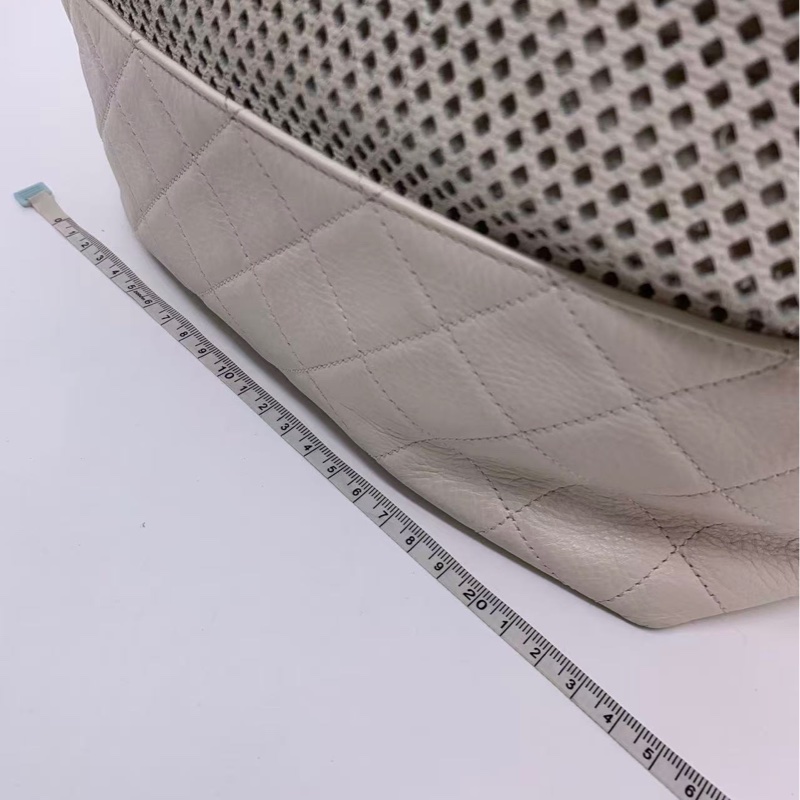 二手Chanel香奈兒白色網格拼皮購物袋 17開 ，邊角有輕微磨損，包身有輕微發黑，五金有划痕氧化，內里有點髒-24