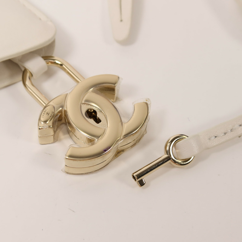 CHANEL 牛皮皮革Filigree Vanity Case Small金扣鏈帶手挽肩背兩用袋-10