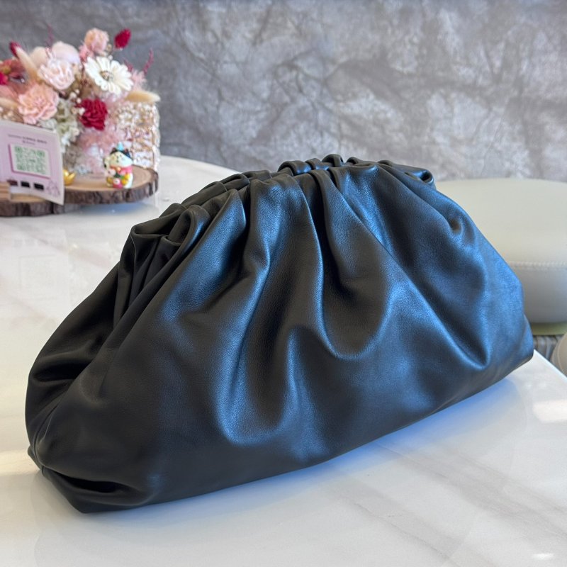 *SHIHNA名牌精品* BOTTEGA VENETA 大款雲朵皺褶牛皮手拿包-1