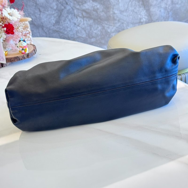 *SHIHNA名牌精品* BOTTEGA VENETA 大款雲朵皺褶牛皮手拿包-2