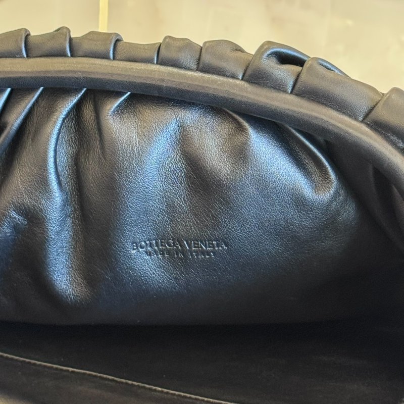 *SHIHNA名牌精品* BOTTEGA VENETA 大款雲朵皺褶牛皮手拿包-3